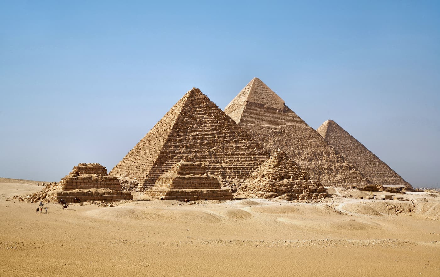 The pyramids of Giza lined up as seen from the panoramic viewpoint